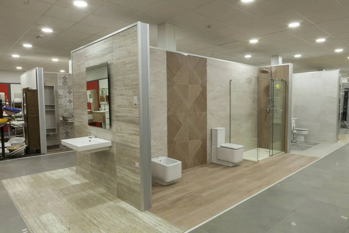 Ambiente de baño completo en la exposición de Hernández Gámez