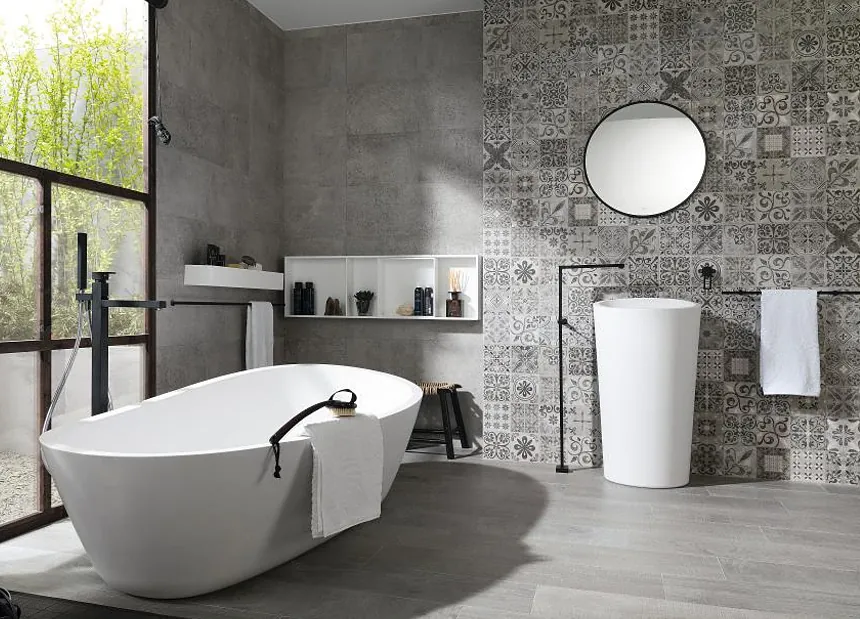 Baño con cerámica de efecto hidráulico y bañera exenta