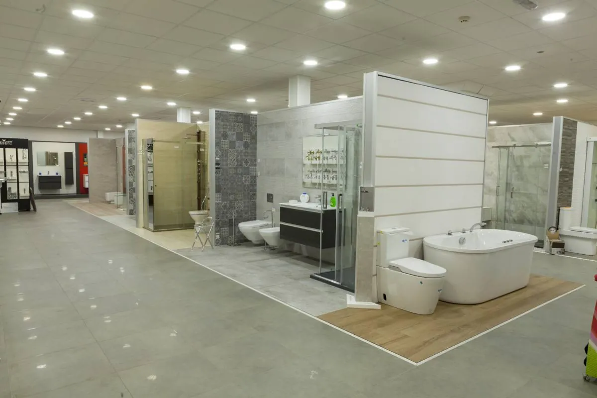 Exposición de baños de Hernández Gámez en Linares
